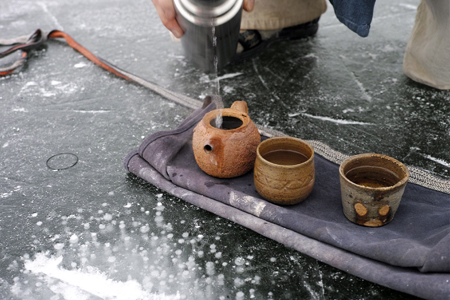 氷の上でお茶
