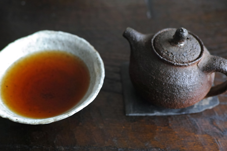 チェコ土の茶壺でお茶淹れ