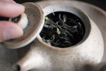 白茶を淹れる茶葉を浮かべる