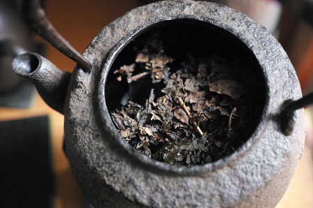 ヤカンに茶葉