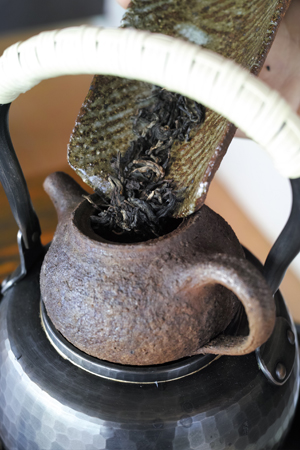 茶壺で茶葉を炙る