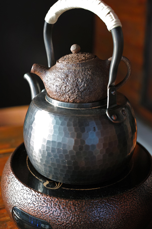 茶壺をつかって茶葉の火入れ
