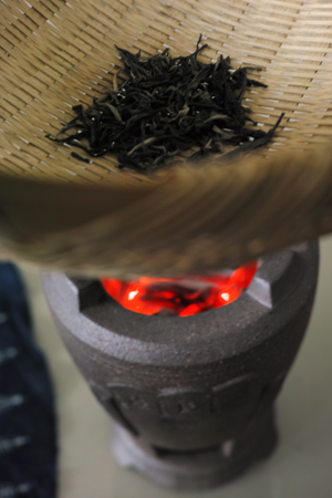 炭で炙る