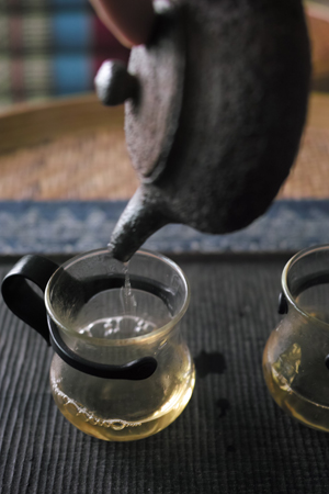 茶を注ぐ