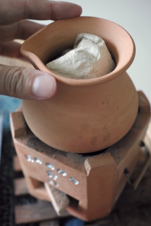 陶器の壺で焙煎する