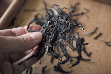 表面の茶葉を剥がす