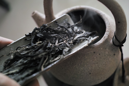 炙った茶葉を煮る
