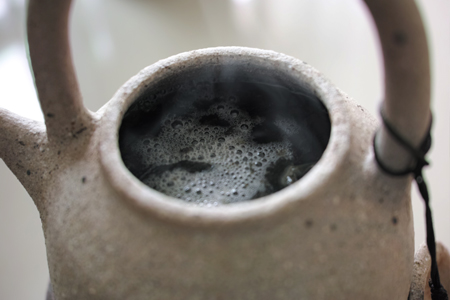 炙った茶葉を煮る