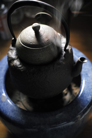 茶葉を温めて乾燥させる