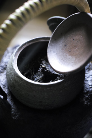 醒茶器を鉄瓶の上