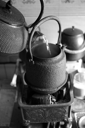 鉄瓶に鉄瓶の湯