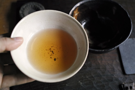 白いチェコ土の茶杯