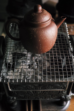 茶壺を残り火にかける