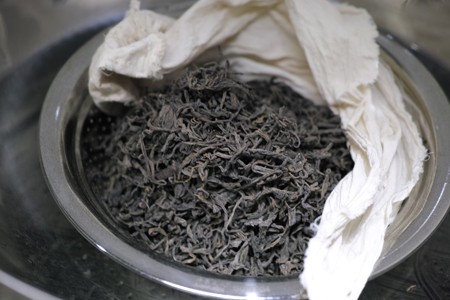 茶葉を蒸す