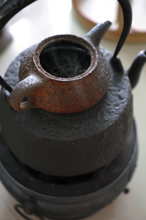 茶葉を温めて乾かす