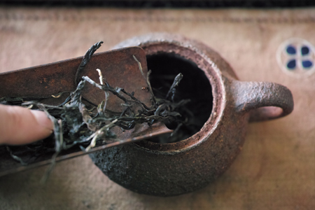 茶壺に茶葉