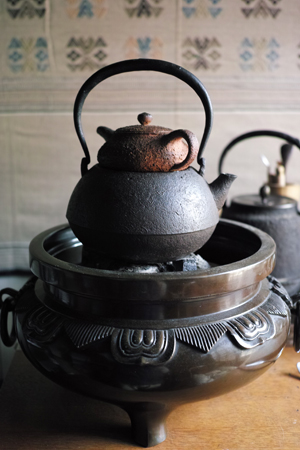 炭火と鉄瓶と茶壺