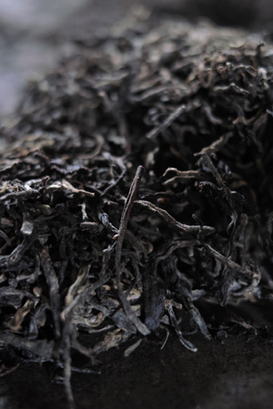 黒い茶葉