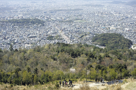 街と山