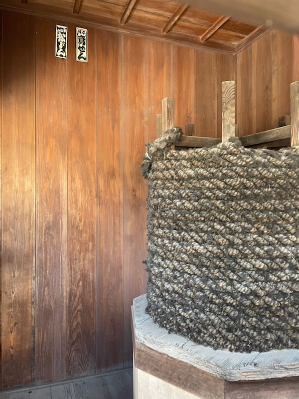 ガラスドーム付き 稲荷大明神騎乗像 神徳稲荷神社の鳥居はガラス製で超カッコイイ【鹿屋市】