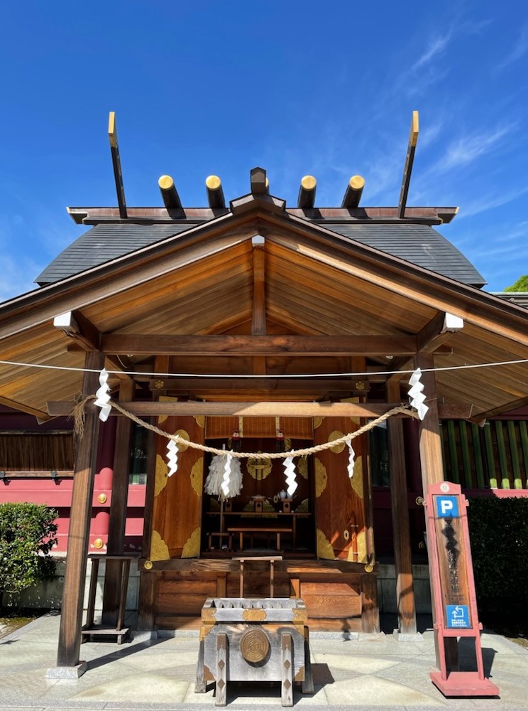 ガラスドーム付き 稲荷大明神騎乗像 狐彫刻伏見稲荷大社神社 KyotoKYOTO、日本 - 11 月 19 狐彫刻