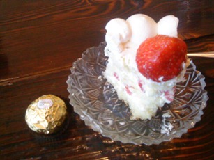 クリスマスケーキを上海大厦の美容室にお届け