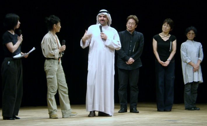 マジドさんに質問するリーディングの出演者