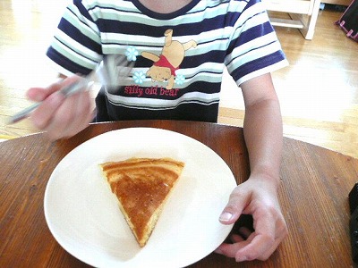 切り分けたホットケーキの写真