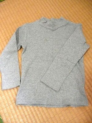 小さくなった息子のタートルネック