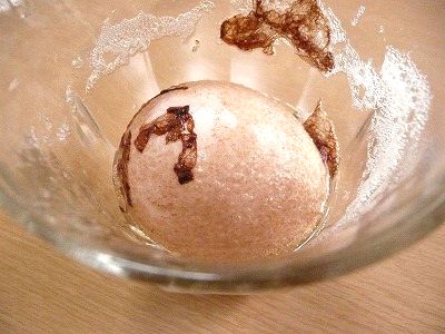酢で卵の殻が解けて柔らかくなった