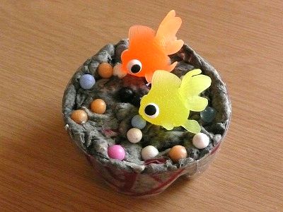 息子の新聞紙・紙粘土の工作作品に金魚の飾りを置いてみた・・