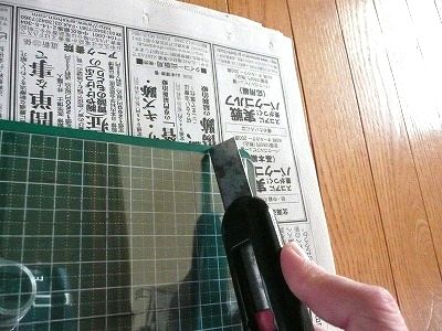 硬質カードケースをカッターで切る
