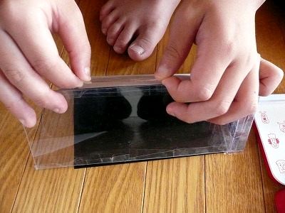 三角柱に黒い紙をはる
