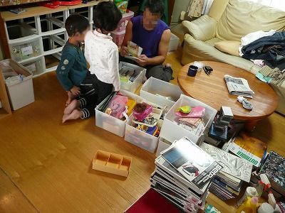 おもちゃを捨てている夫と子供たち