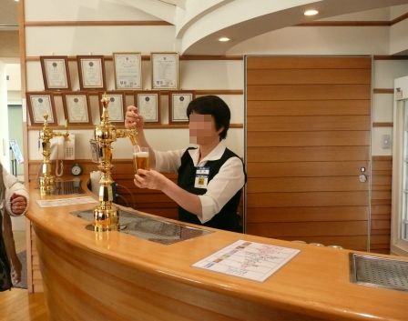 アサヒビール工場見学でビールを試飲させてもらった