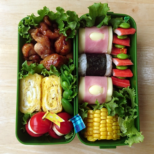 高校生弁当 チーズハム巻きおにぎり、鶏ももの照り焼き ミニトマトとチーズのピック、カニカマと枝豆のピック