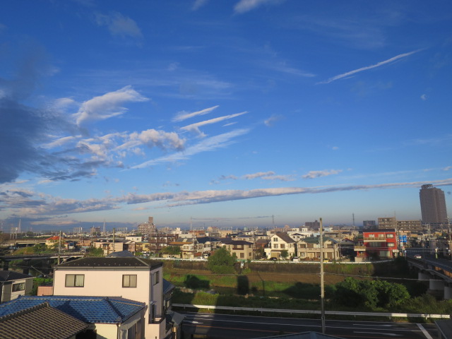 早朝の空 満面のほほえみ