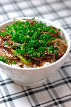 オイルサーディン丼。『薬膳のチカラ』さんより拝借。すげーうまそう