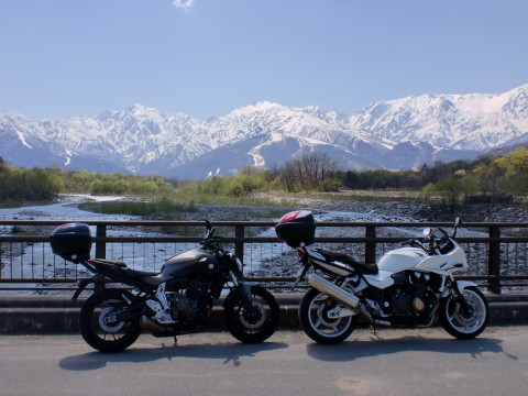 橋の上のバイクとアルプス