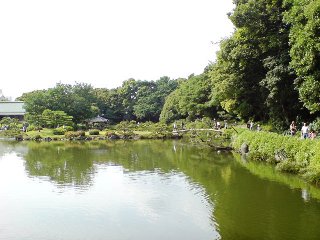 清澄庭園・むこうは京都?