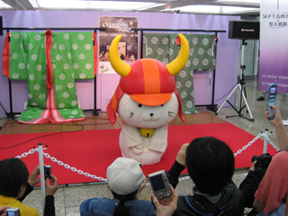 ひこにゃん正座