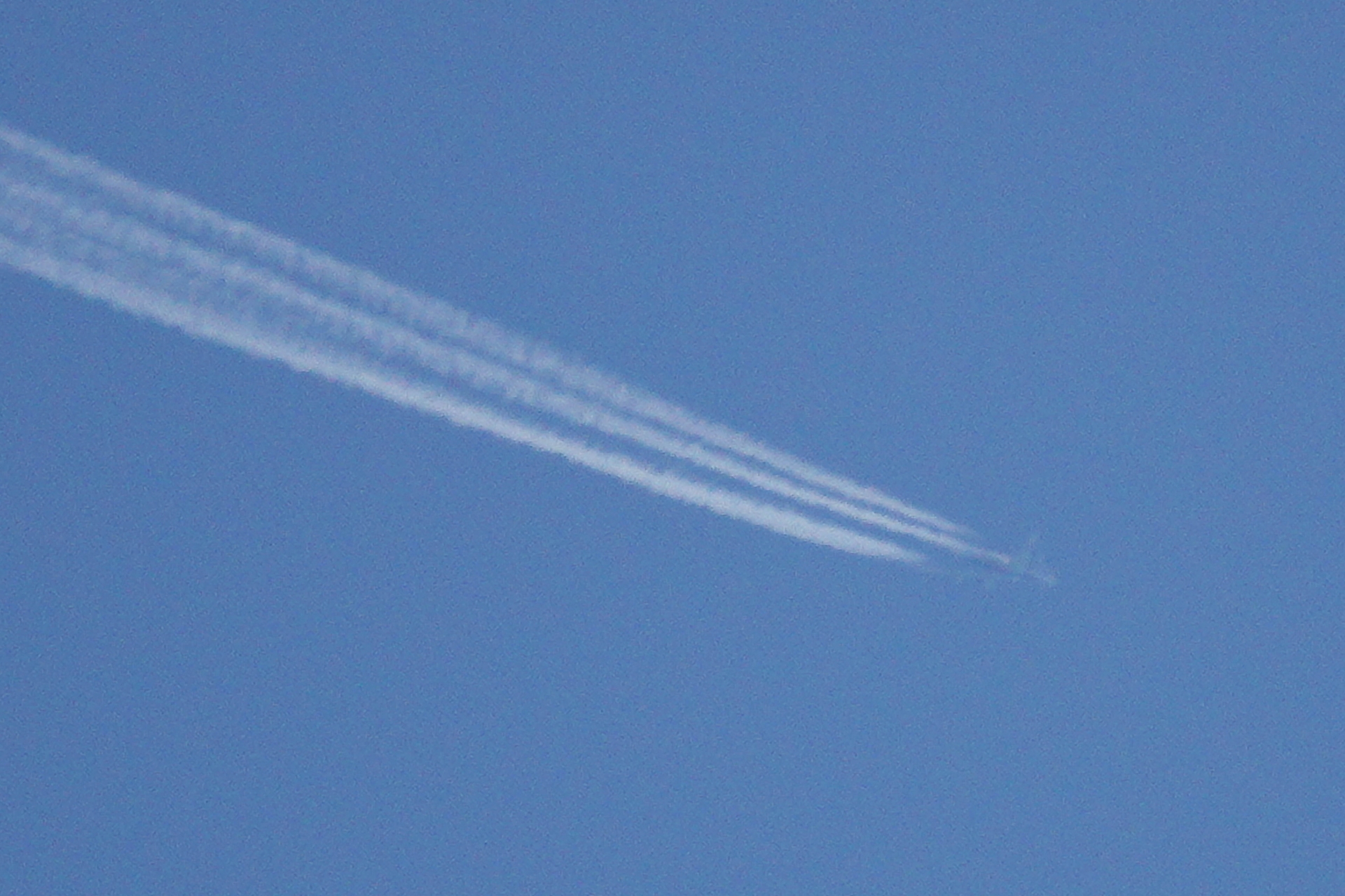 青空に飛行機