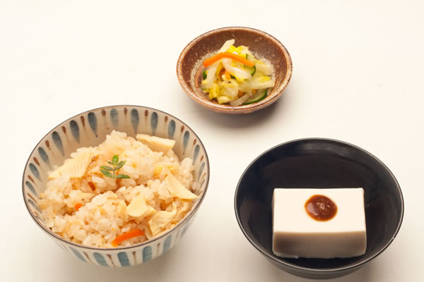 筍ご飯と胡麻豆腐の和食セット