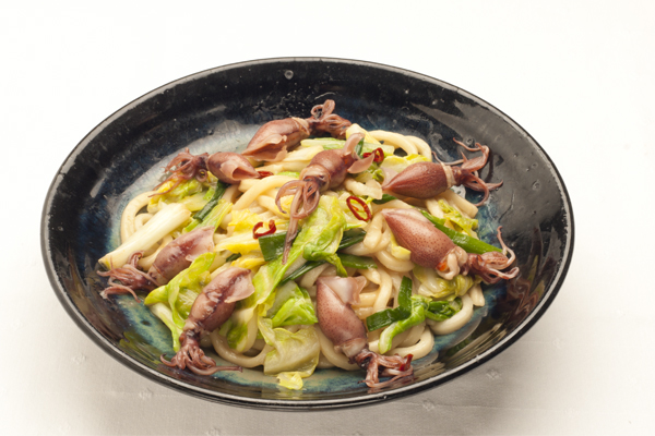 富山湾産ホタルイカと春キャベツのアンチョビうどん