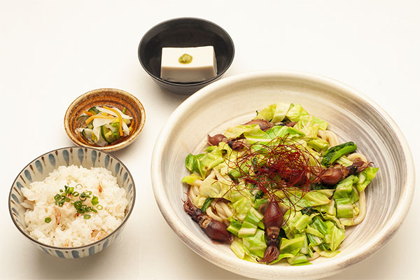富山湾産蛍いかと春キャベツのアンチョビうどん