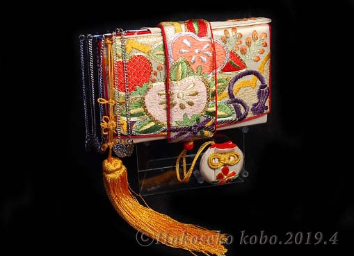 2019.4 H.Yさんの作品 日本刺繍の筥迫『三橘』 | 筥迫は続くよ 2019.4 H.Yさんの作品 日本刺繍の筥迫『三橘』 | 筥迫は続くよ
