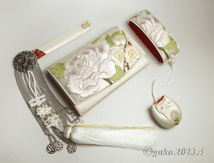 母が作る娘たちへの『婚礼筥迫＆懐剣』〜gakoさんの作品〜 | 筥迫は