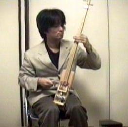 回擦胡を演奏する尾上さん