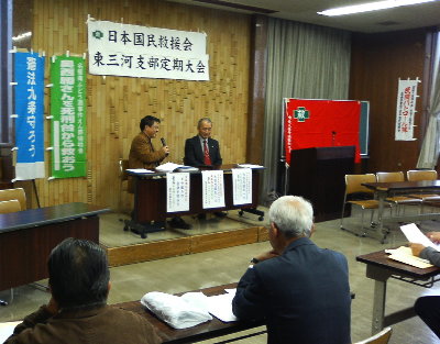 選挙弾圧を受けた豊後高田市議の大石議員(右)