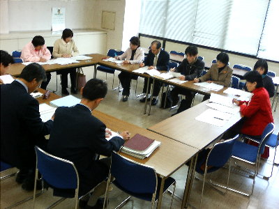 児童課と懇談する愛知保育団体連絡協議会のメンバー